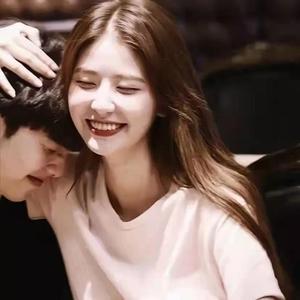 性感美女被大鸡巴日逼
